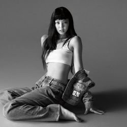 9 cách diện đồ denim cuốn hút như cô nàng Jennie Kim
