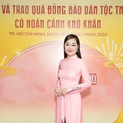 Hoa hậu Hoàng Thanh Nga chăm chỉ hoạt động thiện nguyện cuối năm