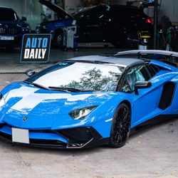Bắt gặp Lamborghini Aventador SV Roadster màu xanh độc nhất Việt Nam