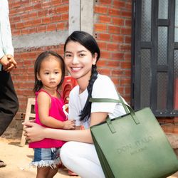 Á hậu Hoàng Nhung giản dị tham gia hoạt động thiện nguyện