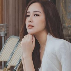 Hoa hậu Mai Phương Thuý bắt trúng hoa cưới Vân Hugo, ai dè có cách xử lý khiến dàn sao Vbiz ngỡ ngàng