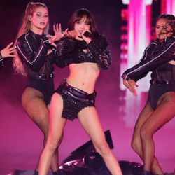 Lisa đeo cánh thiên thần, mặc nội y diễn tại Victoria's Secret Fashion Show