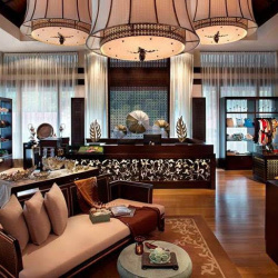 Du khách hứng thú với những tác phẩm nghệ thuật tại khách sạn Việt