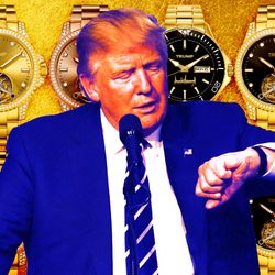 Donald Trump bán đồng hồ vàng 100.000 USD