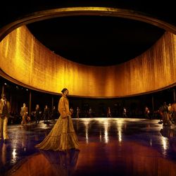 BST Saint Laurent Xuân Hè 2025: Quyền năng của “power dressing”