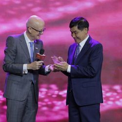Ông Johnathan Hạnh Nguyễn nhận Giải thưởng Cống hiến trong lĩnh vực thương mại hàng không tại Diễn đàn hàng không uy tín thế giới Trinity 2024