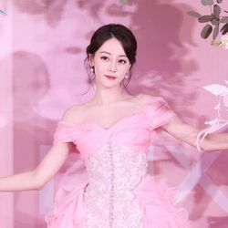 Địch Lệ Nhiệt Ba liên tục diện haute couture trong năm 2024