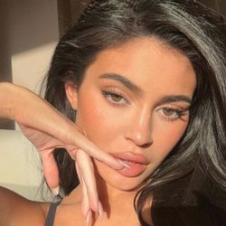 Học hỏi phong cách thời trang của Kylie Jenner để nâng cấp tủ đồ ngay nào!