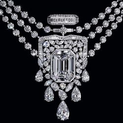 Chanel biến chai nước hoa huyền thoại thành vòng cổ kim cương