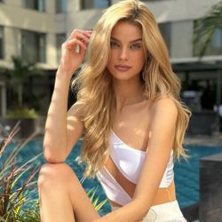 Thời trang tôn eo 'con kiến' của Miss World  2024 Krystyna Pyszková