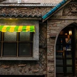 Gần một thế kỷ, quán cà phê ở Tokyo không phục vụ khi khách dùng điện thoại