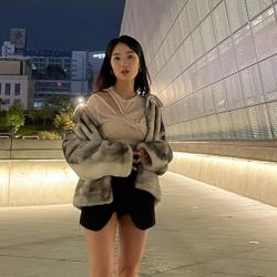 Gu thời trang sành điệu như "gái đôi mươi" của nữ chính “Cõng anh mà chạy” Kim Hye Yoon