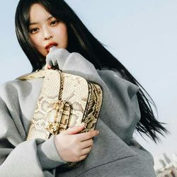 Đại sứ Gucci Hanni xuất hiện trong chiến dịch quảng bá túi Horsebit 1955 tại Seoul