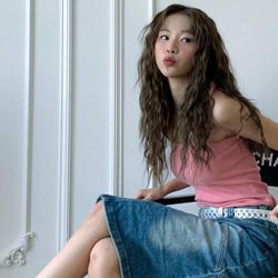 Chân váy bò dài mặc với áo gì? 10+ cách mix & match trendy