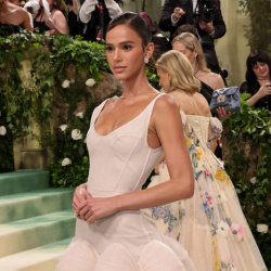 Bruna Marquezine sánh vai huyền thoại Uma Thurman trong đầm hoa Tory Burch