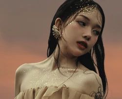 Linh Ngọc Đàm mặc 'ướt át'