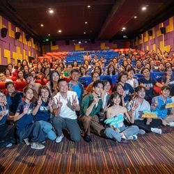 Đoàn phim Mùa Hè Đẹp Nhất bất ngờ xuất hiện tại rạp chiếu phim