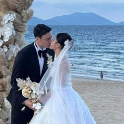 Thủ môn Đặng Văn Lâm và bà xã nói lời thề nguyện trong hôn lễ