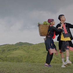 "Đi giữa trời rực rỡ" gây sốt: Không cần làm lố, phim vẫn đạt tỷ lượt xem?