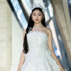 Lọ Lem "xé truyện bước ra", lần đầu catwalk trong show diễn của NTK Chung Thanh Phong