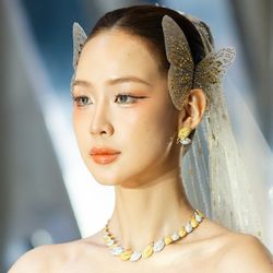 1 NTK Việt "chơi lớn" khi đưa trang sức kim cương hàng chục tỷ đồng vào show diễn, chế tác giới hạn cho mẫu váy cưới "thần tiên"