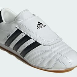 Soi tủ đồ sao từ trong nước đến quốc tế: Bật mí đôi giày adidas được Jennie lẫn Mono ưu ái