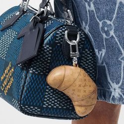 Hài hước như Louis Vuitton với BST charm hình thù độc đáo, từ bánh sừng bò đến đàn guitar