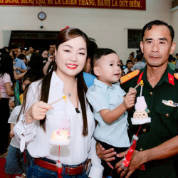 Hoa hậu Hoàng Thanh Nga: từ vẻ đẹp tỏa sáng tại sự kiện mỹ phẩm đến ấm lòng trong hành trình trao quà Trung Thu