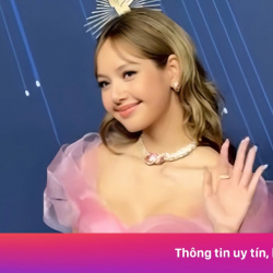 Lisa gây bão toàn cầu khi diện đầm 'hồng cánh sen'