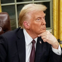 Đồng hồ Rolex bí ẩn trên bàn làm việc ông Trump