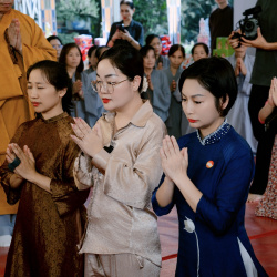 Hoa hậu Hoàng Thanh Nga cùng ông xã tham dự Lễ Kỳ Siêu tưởng niệm anh linh liệt sĩ tại Công viên Văn hóa Lê Thị Riêng