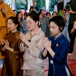 Hoa hậu Hoàng Thanh Nga cùng ông xã tham dự Lễ Kỳ Siêu tưởng niệm anh linh liệt sĩ tại Công viên Văn hóa Lê Thị Riêng