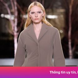 Tory Burch thu đông 2025 - đôi chân nữ thần, bờ vai quý cô hiện đại
