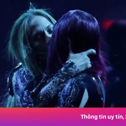 Jennifer Lopez hôn liên tiếp vũ công trên sân khấu