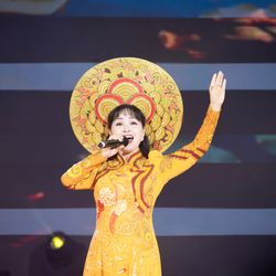 Trang Nhung duyên dáng áo dài hội ngộ dàn nghệ sĩ tại chương trình Vesak Rạng Ngời