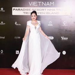 Phong cách thời trang dạ hội quyến rũ của Hoa hậu Hoàng Thanh Nga