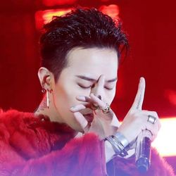 G-Dragon nói về tin đồn hẹn hò Sana