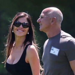 Lauren Sánchez và Jeff Bezos tình tứ tại 'trại hè tỷ phú'