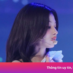 Nữ idol gây sốt với hình ảnh lau mồ hôi