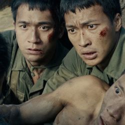 'Mưa đỏ' bùng nổ, doanh thu mở màn 24 tỷ đồng