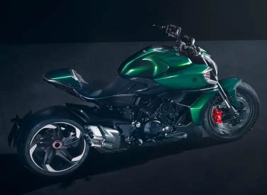 Xe có các chi tiết mang hơi thở của Bentley, và Bentley thậm chí còn nói rằng tấm chắn bùn phía trước, ốp gió và hình ảnh phía trên của bình xăng đều liên kết với nắp ca-pô của Batur.