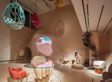 Cách buổi triển lãm một vài dặm, Louis Vuitton cũng đang trưng bày BST “Object Nomades”