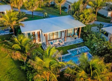 Các biệt thự được thiết kế trang nhã, với sự pha trộn hoàn hảo giữa kiến trúc đương đại và truyền thống Việt Nam