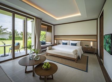 Phòng ngủ với tầm nhìn hướng ra thiên nhiên xanh mát. Ảnh: Maia Resort Quy Nhơn