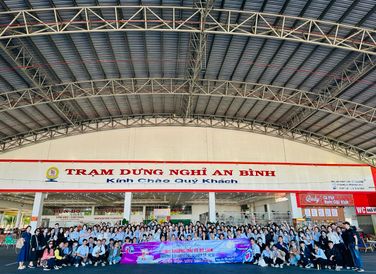  Cả đoàn không quên lưu lại những khoảnh khắc kỉ niệm.
