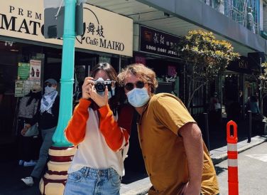 Công thức áo len sáng màu và quần jeans xanh sẽ giúp chị em mặc đẹp trong tích tắc. Cách phối đồ này mang đến sự trẻ trung, sành điệu cho người diện. Sơ vin là thao tác không nên bỏ qua vì giúp "hack" dáng và nâng tầm vẻ sang xịn mịn.