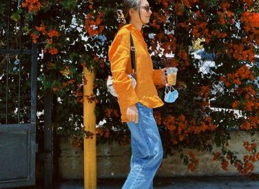 Anna Trương đầy nổi bật và rạng rỡ khi kết hợp áo sơ mi tông màu cam đậm với quần jeans xanh ống đứng. Hai món thời trang này giúp nhân đôi hiệu quả "hack" tuổi, nhưng vẫn đảm bảo sự hài hòa cho người mặc. Kết lại set trang phục, Anna Trương đã diện một đôi mule phóng khoáng và tôn dáng hiệu quả.