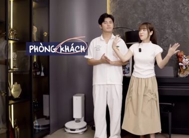 Puka tự hào khoe góc tủ có trưng bày nhiều giải thưởng của cả hai, bên cạnh là chiếc đàn piano để Gin Tuấn Kiệt sáng tác nhạc