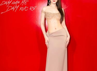 Chi Pu khoe body "10 điểm không có nhưng" cùng vòng eo săn chắc trong thiết kế váy xuyên thấu đầy trendy, phong cách của NTK Phan Huy. Nữ ca sĩ cũng nhận nhiều lời khen có cánh với nhan sắc xinh đẹp, ấn tượng tại sự kiện