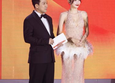 Hoa hậu Thuỳ Tiên quyến rũ, yêu kiều trong mẫu đầm ôm sát lấp lánh phối lông của NTK Đỗ Long, item này giúp cô "đốt mắt" người xem với vòng 1 lấp ló gợi cảm